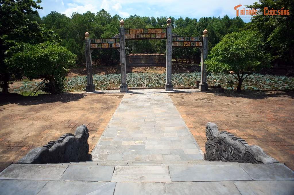 Có bố cục kế thừa lăng Gia Long và Minh Mạng. Lăng Thiệu Trị kết hợp sự khoáng đạt của lăng Gia Long với tính quy củ, đăng đối của lăng Minh Mạng, tạo nên phong cách trung hòa với lăng mộ hai bậc tiền bối.