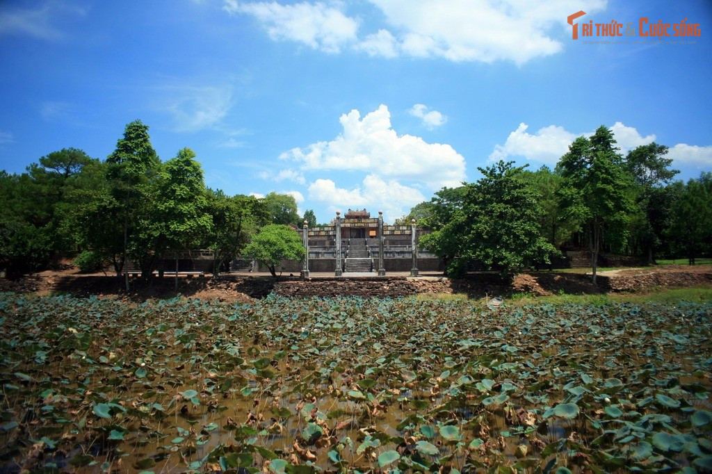 Hồ bán nguyệt phía trước mang ý nghĩa điều hòa khí mạch. Hồ nước được bố trí nhằm cân bằng âm dương, vừa tạo cảnh quan, vừa giữ vai trò phong thủy cho toàn khu lăng.