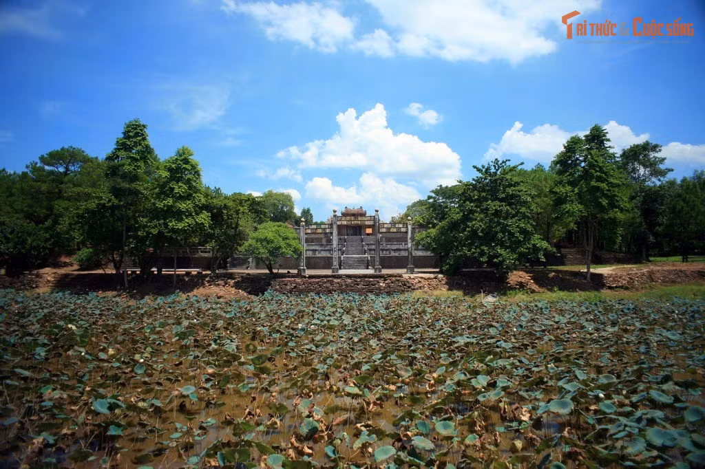 Hồ bán nguyệt phía trước mang ý nghĩa điều hòa khí mạch. Hồ nước được bố trí nhằm cân bằng âm dương, vừa tạo cảnh quan, vừa giữ vai trò phong thủy cho toàn khu lăng.