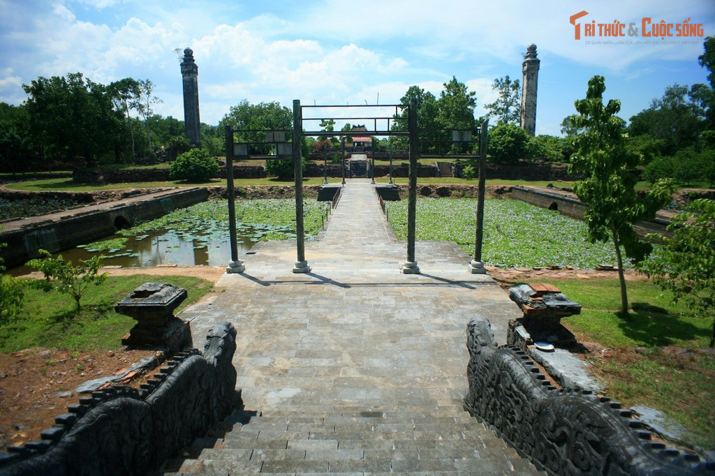 Không có La Thành bao bọc toàn bộ khu lăng. So với nhiều lăng vua khác, lăng Thiệu Trị có không gian mở hơn, ít tường bao, tạo cảm giác hòa nhập mạnh mẽ với thiên nhiên.