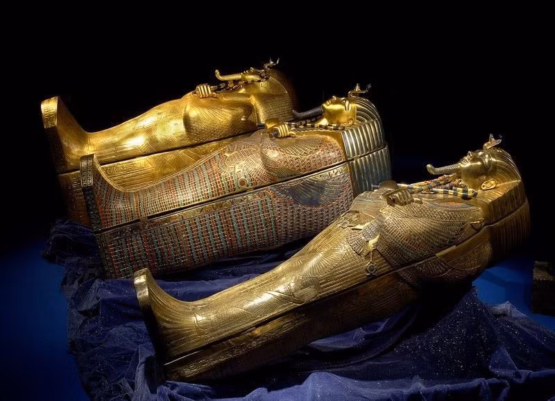  Tutankhamun đã khôi phục tín ngưỡng cổ truyền của Ai Cập. Theo các tư liệu lịch sử, ông phục hồi việc thờ thần Amun sau thời kỳ cải cách tôn giáo của Akhenaten. Ảnh: Pinterest.