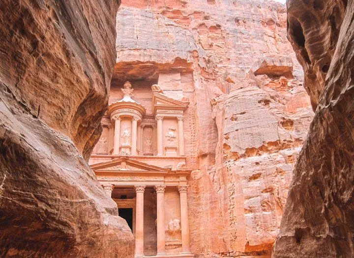  Thành phố từng bị lãng quên gần 1.000 năm. Sau thời La Mã, Petra suy tàn và bị che giấu khỏi thế giới bên ngoài. Ảnh: Pinterest.