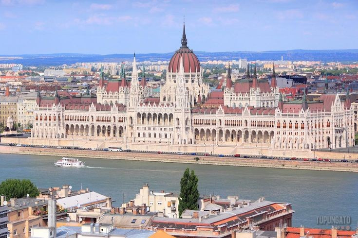  Mái vòm trung tâm cao 96 mét. Vòm chính cao 96 mét – con số tượng trưng cho năm 896, thời điểm người Magyar đến định cư. Dưới mái vòm là không gian trưng bày Vương miện Thánh Stephen, bảo vật thiêng liêng của Hungary. Ảnh: Pinterest.