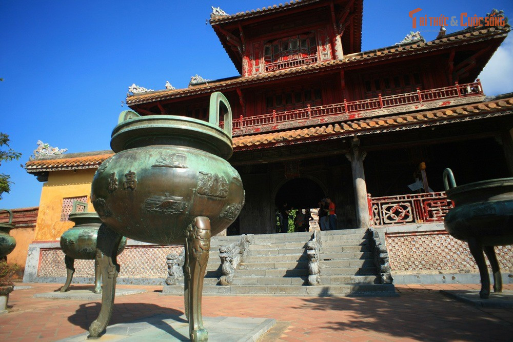 Hầu như chưa từng bị di dời hay sửa chữa. Từ khi hoàn thành đến nay, Cửu Đỉnh vẫn tồn tại gần như nguyên vẹn tại vị trí ban đầu trước Thế Tổ Miếu. Đây là một trong những bộ hiện vật kim loại cổ hiếm hoi ở Việt Nam còn giữ được tính nguyên gốc cao như vậy.