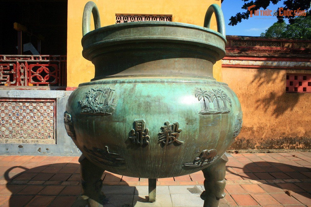 Được công nhận là di sản tư liệu quốc tế. Năm 2024, các bản đúc nổi trên Cửu Đỉnh ở Hoàng cung Huế đã được ghi danh vào Chương trình “Ký ức thế giới” khu vực châu Á – Thái Bình Dương của UNESCO, khẳng định giá trị đặc biệt của bộ hiện vật này đối với lịch sử và văn hóa nhân loại.