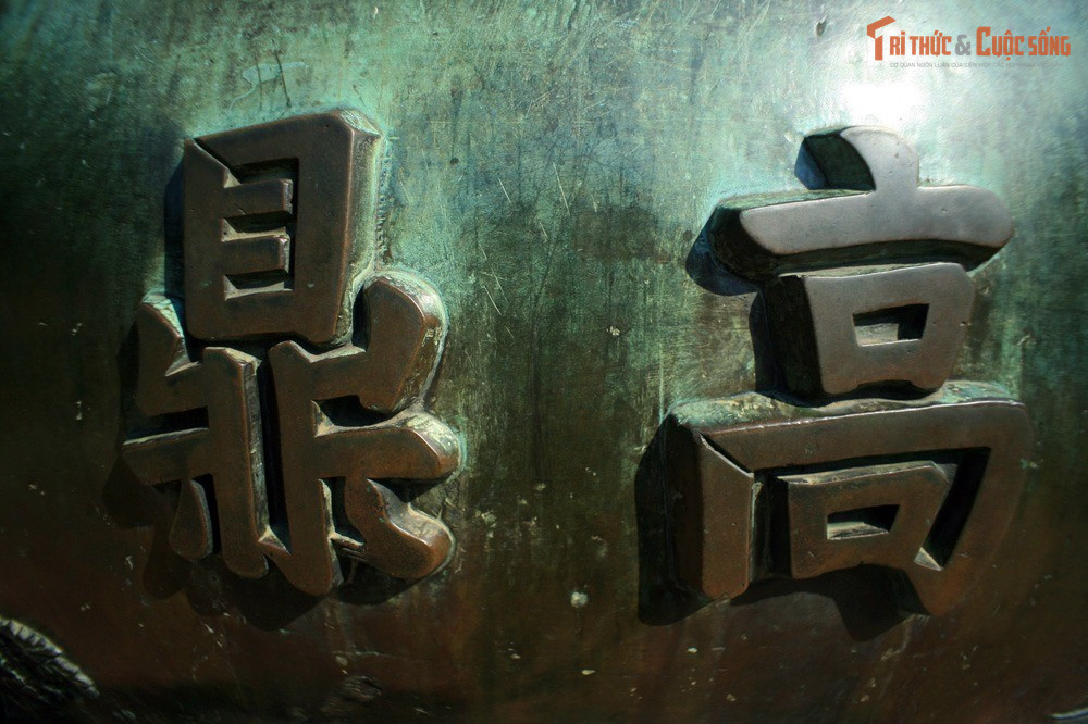 Mỗi đỉnh mang tên một vị vua triều Nguyễn. Chín đỉnh lần lượt có tên: Cao, Nhân, Chương, Anh, Nghị, Thuần, Tuyên, Dụ và Huyền. Các tên này tương ứng với thụy hiệu của các vị hoàng đế nhà Nguyễn, thể hiện ý tưởng tôn vinh vương triều và sự nối tiếp của quyền lực hoàng gia.