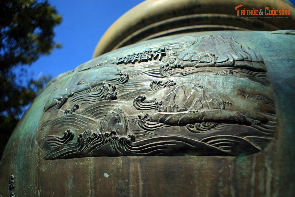 Mỗi đỉnh có hàng chục hình chạm nổi tinh xảo. Mỗi chiếc đỉnh được trang trí bằng 17 hình đúc nổi cùng một bài minh bằng chữ Hán. Các hình ảnh được lựa chọn cẩn thận để thể hiện các yếu tố tiêu biểu của lãnh thổ và đời sống Việt Nam thời bấy giờ.