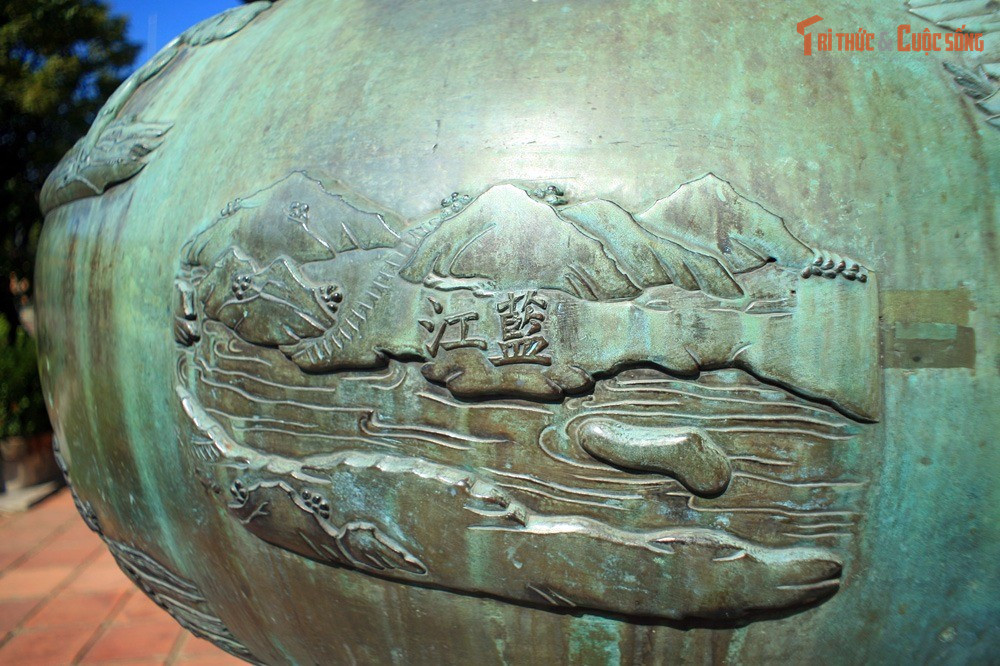 Ghi lại hình ảnh đất nước từ Bắc đến Nam. Các hình chạm nổi trên Cửu Đỉnh mô tả nhiều địa danh, núi sông và cảnh vật trên khắp lãnh thổ Việt Nam, tạo thành một bức tranh địa lý và văn hóa rất sống động của quốc gia thời Nguyễn.