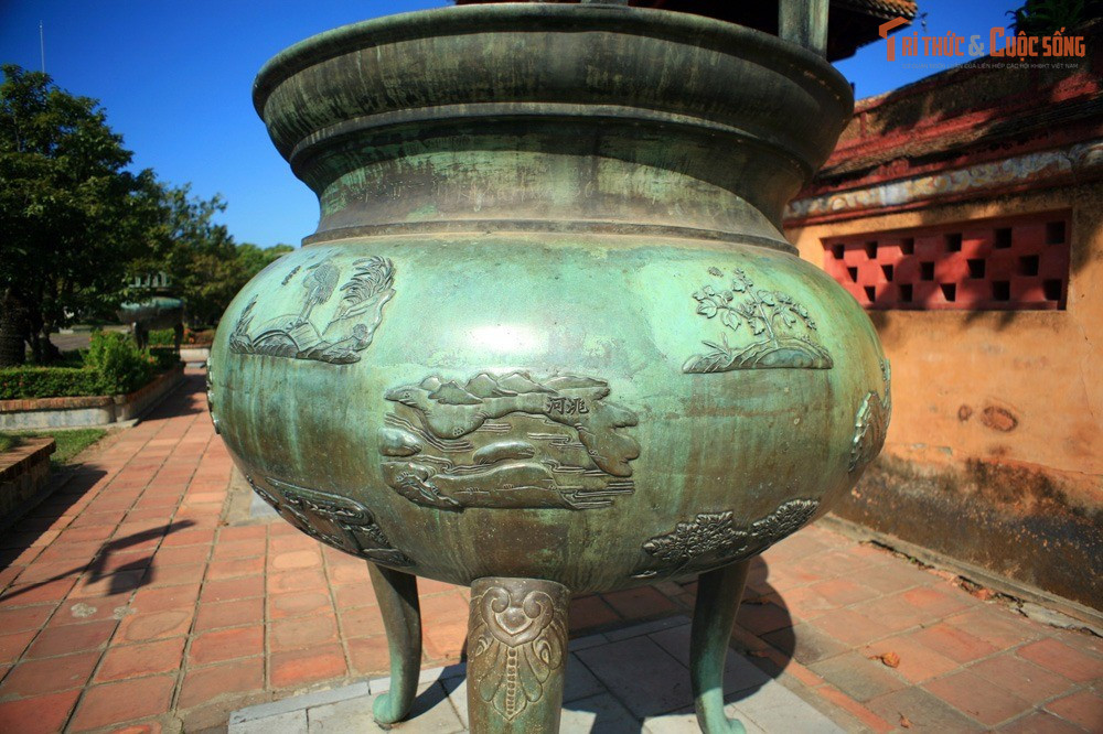 Được ví như “bách khoa toàn thư bằng hình ảnh”. Trên thân các đỉnh có nhiều hình đúc nổi mô tả núi sông, cây cỏ, động vật, vũ khí, thuyền bè và nhiều yếu tố của đất nước Việt Nam. Nhờ đó, Cửu Đỉnh thường được ví như một “bách khoa toàn thư” về thiên nhiên và văn hóa Việt Nam đầu thế kỷ 19.