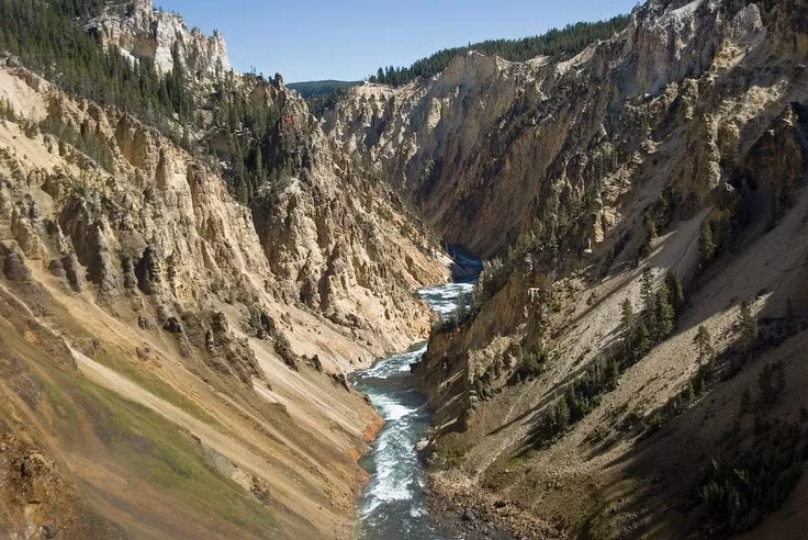  Nằm trên siêu núi lửa khổng lồ. Yellowstone tọa lạc trên một siêu núi lửa còn hoạt động, với miệng núi lửa rộng tới 55 km, tạo nên các hiện tượng địa chất độc đáo. Ảnh: Pinterest.