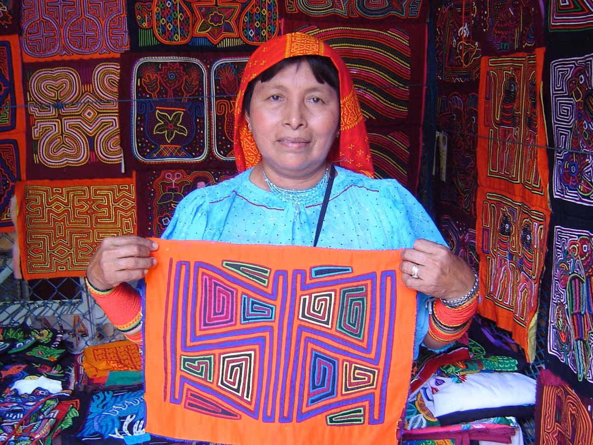  Từng nổi dậy để bảo vệ bản sắc dân tộc. Năm 1925, người Kuna tiến hành cuộc nổi dậy Tule nhằm phản đối chính sách đồng hóa cưỡng bức. Cuộc đấu tranh này dẫn đến việc Panama công nhận quyền tự trị của họ, trở thành dấu mốc lịch sử quan trọng. Ảnh: Pinterest.