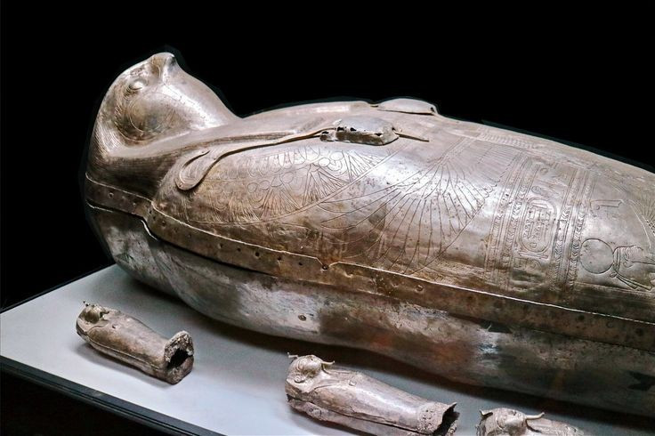  Kho báu hoàng gia còn nguyên vẹn hiếm có. Năm 1939, các nhà khảo cổ phát hiện nhiều lăng mộ hoàng gia tại Tanis gần như chưa bị cướp phá. Những kho báu vàng, mặt nạ và trang sức được ví sánh ngang với lăng mộ Tutankhamun. Ảnh: Pinterest.