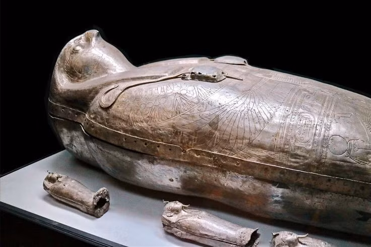  Kho báu hoàng gia còn nguyên vẹn hiếm có. Năm 1939, các nhà khảo cổ phát hiện nhiều lăng mộ hoàng gia tại Tanis gần như chưa bị cướp phá. Những kho báu vàng, mặt nạ và trang sức được ví sánh ngang với lăng mộ Tutankhamun. Ảnh: Pinterest.