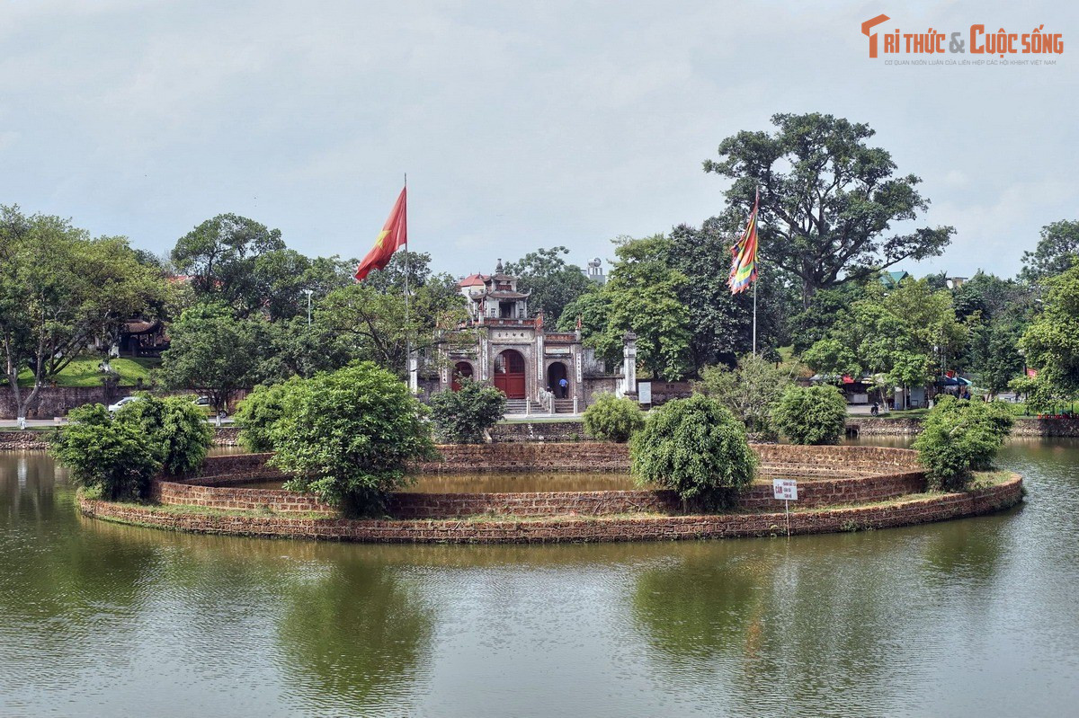 Cổ Loa là kinh đô cổ có quy mô lớn bậc nhất Đông Nam Á thời cổ đại. Thành Cổ Loa được xây dựng vào khoảng thế kỷ 3 TCN, với diện tích toàn khu lên tới hàng trăm hecta, vượt xa nhiều trung tâm chính trị đương thời trong khu vực. Quy mô này cho thấy sự phát triển vượt bậc của nhà nước Âu Lạc dưới thời An Dương Vương.