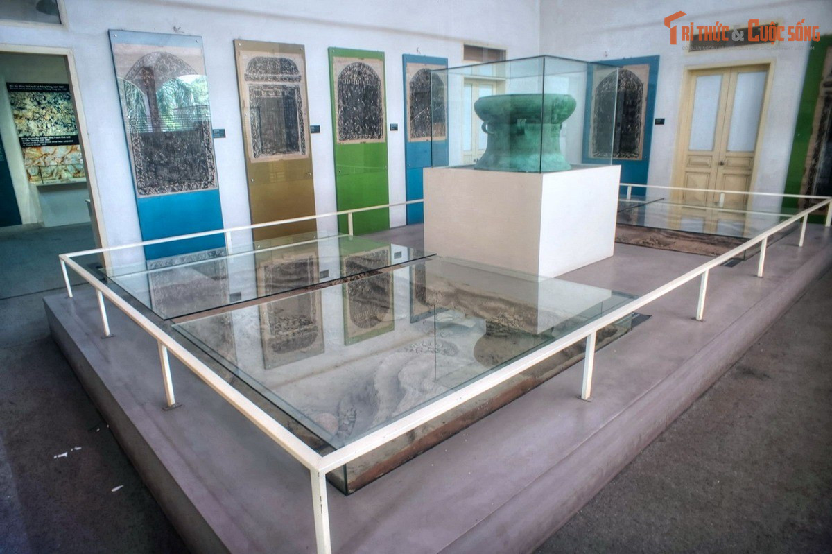 Nhiều bí ẩn khảo cổ vẫn chưa được giải mã hoàn toàn. Dù đã nghiên cứu hàng chục năm, cấu trúc ban đầu, dân số thực và quá trình xây dựng chính xác của Cổ Loa vẫn còn nhiều điều chưa được giải đáp thấu đáo, khiến di tích này luôn hấp dẫn giới sử học và khảo cổ học.