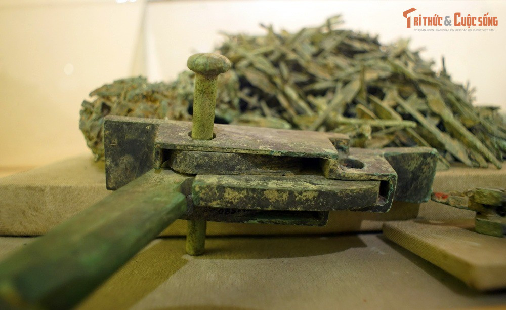 Nỏ liên châu có thể dựa trên công nghệ có thật. Truyền thuyết về nỏ thần Kim Quy gắn với thành Cổ Loa không chỉ mang màu sắc huyền thoại mà có thể phản ánh sự tồn tại của vũ khí bắn nhanh, bắn nhiều mũi tên – một bước tiến quân sự đáng kể thời bấy giờ.