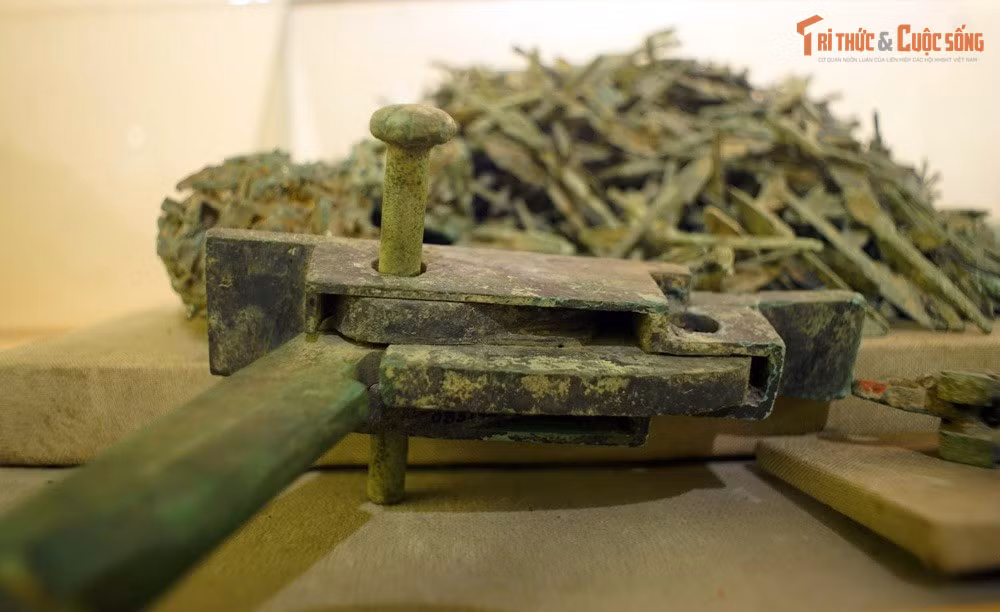 Nỏ liên châu có thể dựa trên công nghệ có thật. Truyền thuyết về nỏ thần Kim Quy gắn với thành Cổ Loa không chỉ mang màu sắc huyền thoại mà có thể phản ánh sự tồn tại của vũ khí bắn nhanh, bắn nhiều mũi tên – một bước tiến quân sự đáng kể thời bấy giờ.