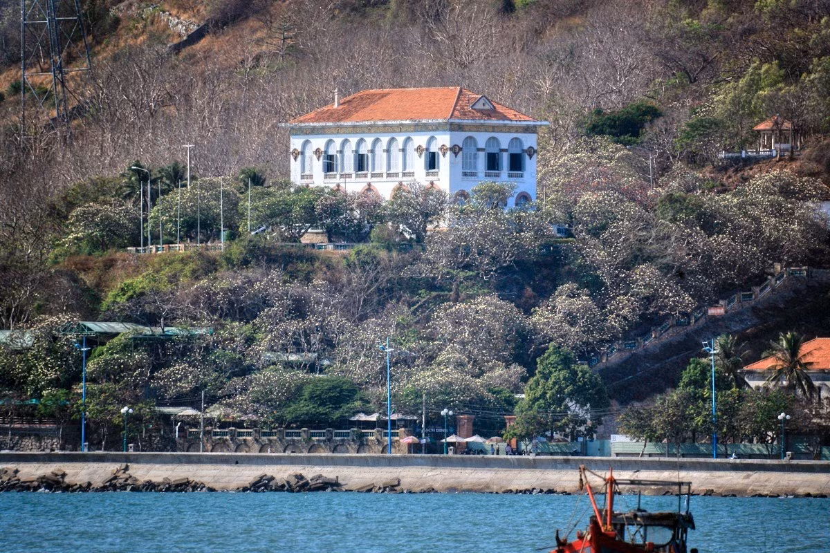 Vị trí được chọn theo yếu tố phong thủy. Dinh tọa lạc trên sườn núi, phía trước hướng biển, phía sau tựa núi, phù hợp quan niệm phong thủy Á Đông lẫn quy hoạch nghỉ dưỡng châu Âu.