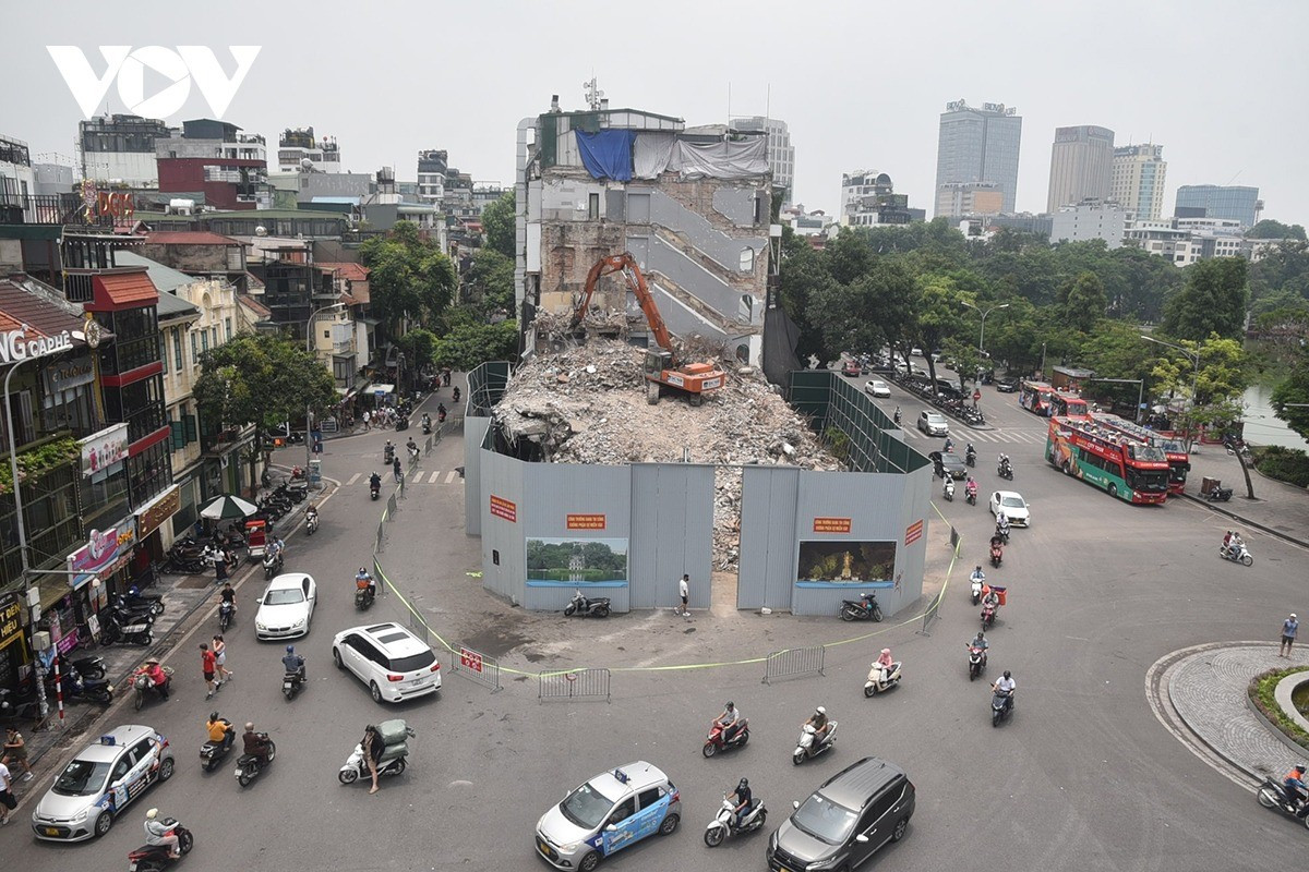 Sau gần 1 tháng phá dỡ tòa nhà 6 tầng "Hàm cá mập" số 1-3-5 Đinh Tiên Hoàng đến nay cơ bản sắp hoàn thành.