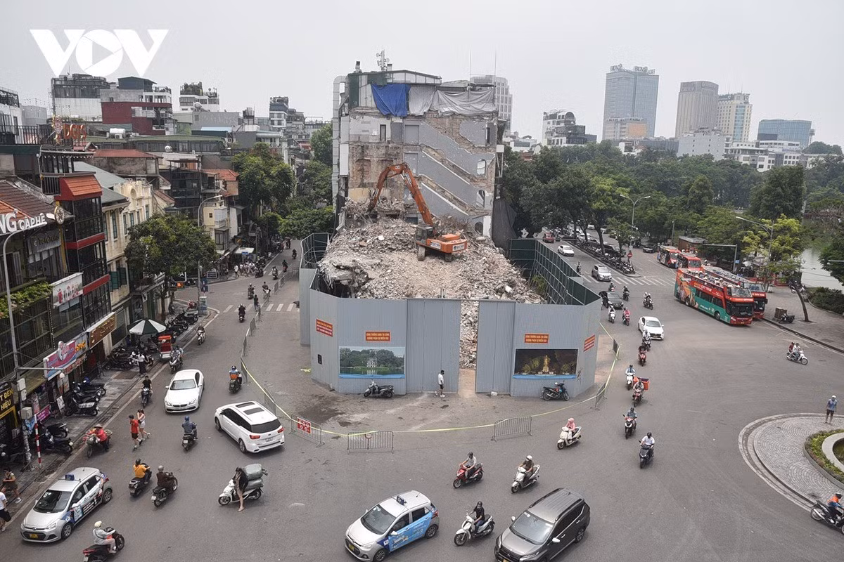 Sau gần 1 tháng phá dỡ tòa nhà 6 tầng "Hàm cá mập" số 1-3-5 Đinh Tiên Hoàng đến nay cơ bản sắp hoàn thành.