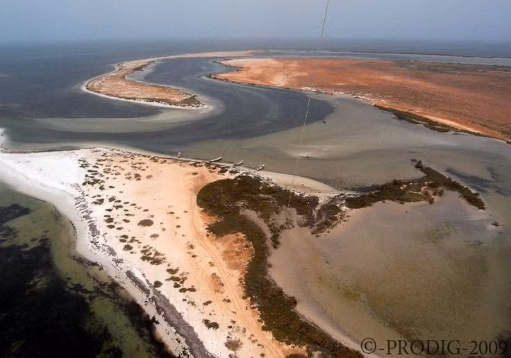 Sự giao thoa giữa sa mạc và đại dương. Vườn quốc gia Banc d’Arguin nằm ở rìa sa mạc Sahara, nơi cát vàng gặp làn nước xanh, tạo nên một cảnh quan hiếm thấy và đầy tương phản. Ảnh: Pinterest.