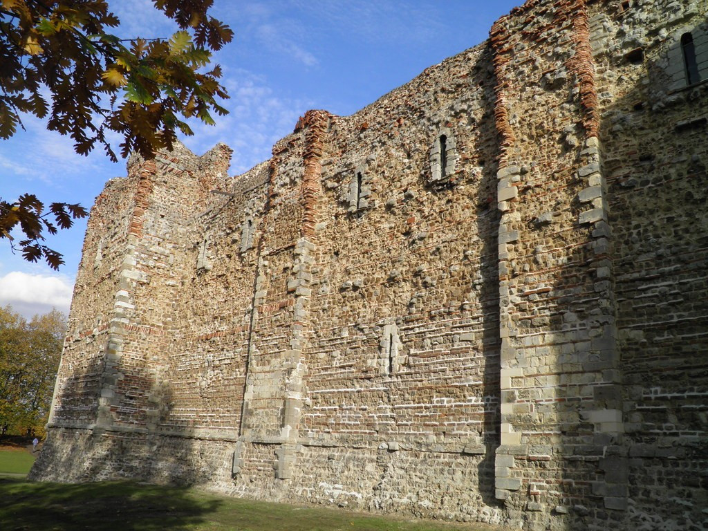  Đền thờ hoàng đế Claudius đồ sộ. Người La Mã xây dựng một ngôi đền lớn để thờ Claudius. Ông đã được thần thánh hóa, trở thành biểu tượng cho quyền lực đế chế và sự áp đặt văn hóa La Mã lên cư dân bản địa. Ảnh: staticflickr.com.