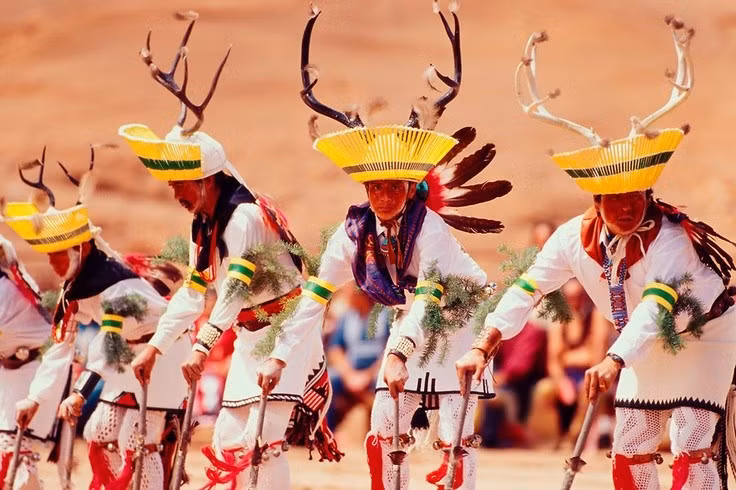  Văn hóa vẫn được gìn giữ đến ngày nay. Dù trải qua nhiều biến động lịch sử, người Pueblo vẫn duy trì ngôn ngữ, lễ hội và nghề thủ công truyền thống. Ảnh: Pinterest.