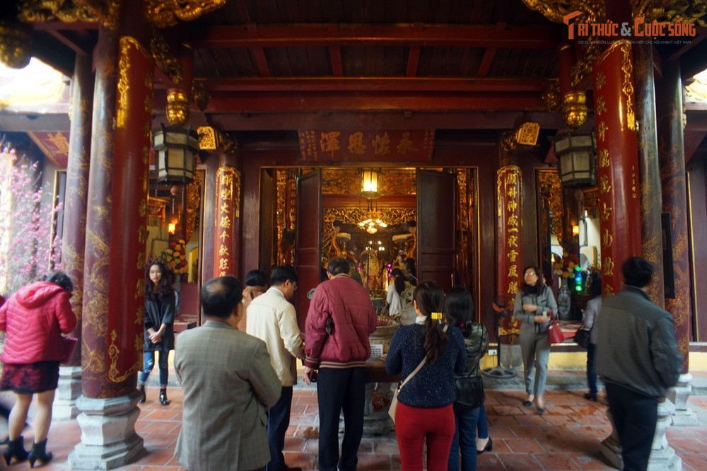 Lưu giữ nhiều sắc phong quý hiếm. Đền hiện còn bảo tồn nhiều đạo sắc phong của các triều đại phong kiến, ghi nhận công đức và vai trò bảo hộ kinh thành của thần Long Đỗ. Đây là nguồn tư liệu lịch sử có giá trị cao.