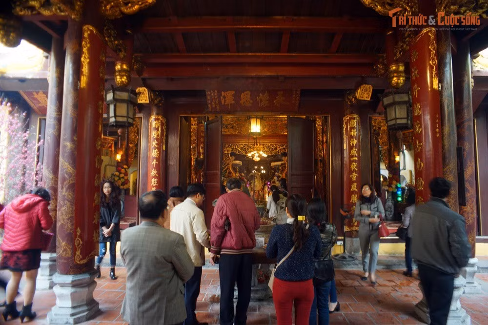 Lưu giữ nhiều sắc phong quý hiếm. Đền hiện còn bảo tồn nhiều đạo sắc phong của các triều đại phong kiến, ghi nhận công đức và vai trò bảo hộ kinh thành của thần Long Đỗ. Đây là nguồn tư liệu lịch sử có giá trị cao.