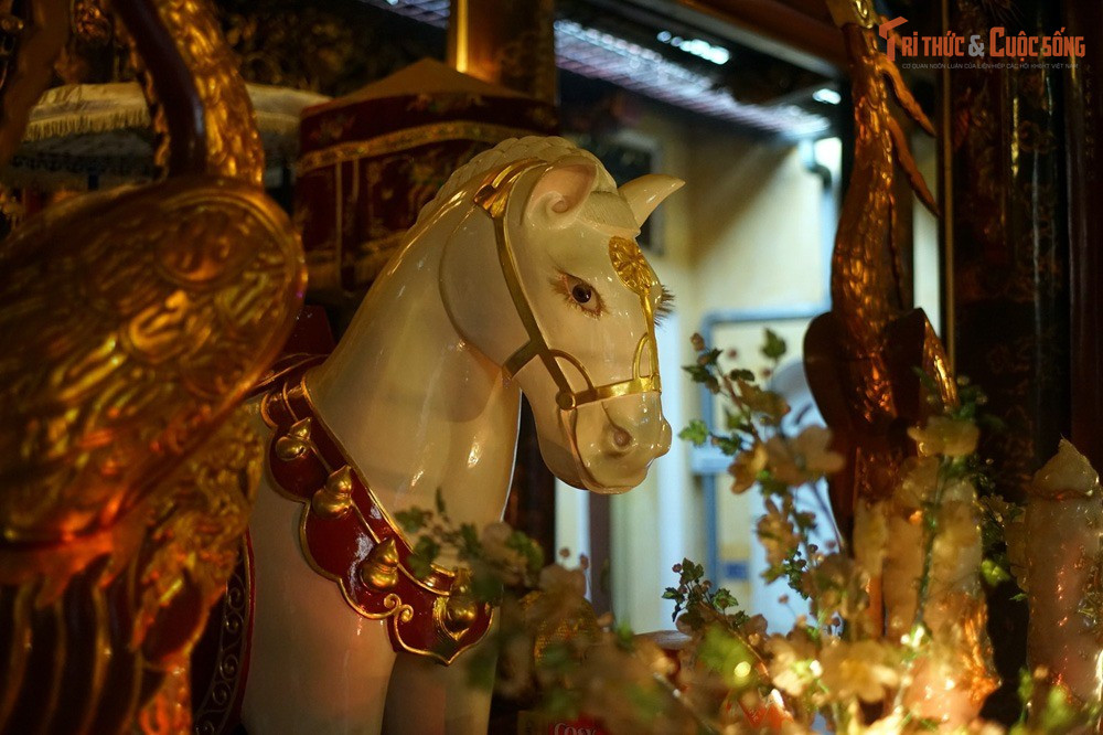 Gắn với truyền thuyết ngựa trắng dẫn đường. Theo sử sách, khi vua Lý Thái Tổ xây thành Thăng Long nhưng thành liên tục sụt lở, thần Long Đỗ hiện lên dưới hình dạng ngựa trắng chạy vòng chỉ lối xây thành. Nhờ đó, công trình mới đứng vững, tạo nên tên gọi Bạch Mã.