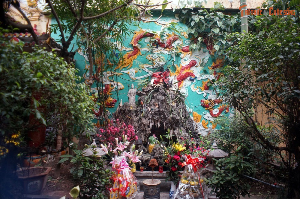 Lễ hội truyền thống mang đậm dấu ấn kinh thành. Lễ hội đền Bạch Mã diễn ra vào tháng Hai âm lịch với các nghi thức rước kiệu, tế lễ trang nghiêm, phản ánh sinh hoạt tín ngưỡng đặc trưng của cư dân đô thị Thăng Long xưa.