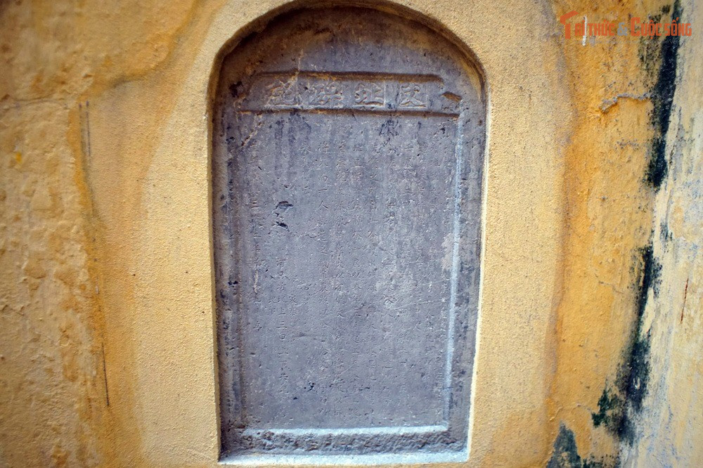 Kiến trúc mang nhiều lớp lịch sử chồng xếp. Đền Bạch Mã trải qua nhiều lần trùng tu dưới các triều Lý, Trần, Lê và Nguyễn. Vì vậy, kiến trúc hiện nay là sự pha trộn của nhiều phong cách, phản ánh lịch sử kéo dài hơn một thiên niên kỷ.