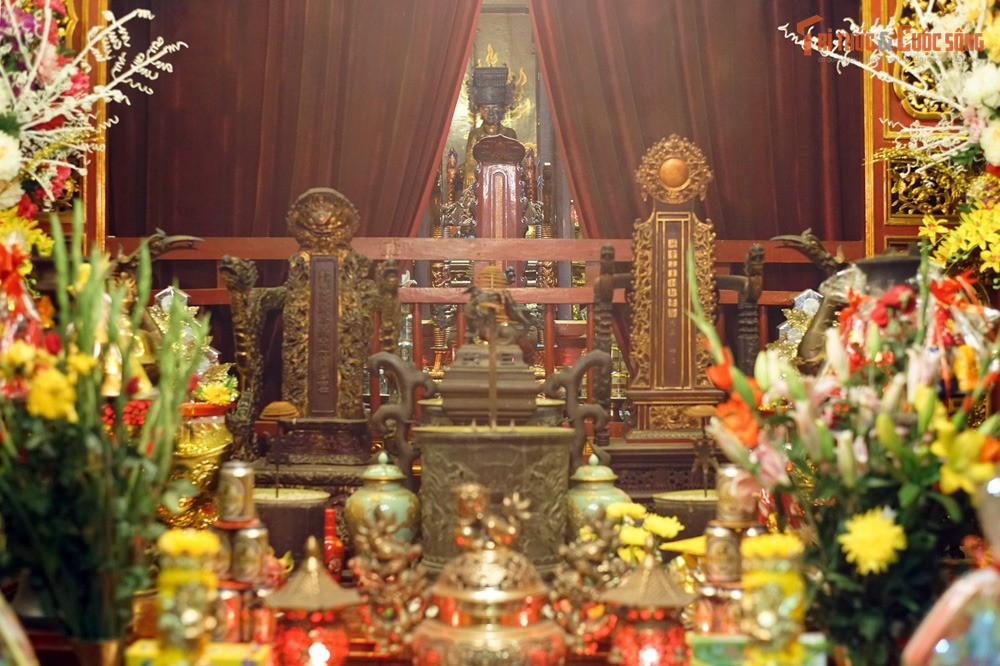 Không thờ nhân vật lịch sử mà thờ thần bản địa. Khác với nhiều đền chùa ở Hà Nội thờ vua chúa hay người có công, đền Bạch Mã thờ một vị thần đất cổ xưa, phản ánh tín ngưỡng bản địa tồn tại trước khi Phật giáo và Nho giáo phát triển mạnh.