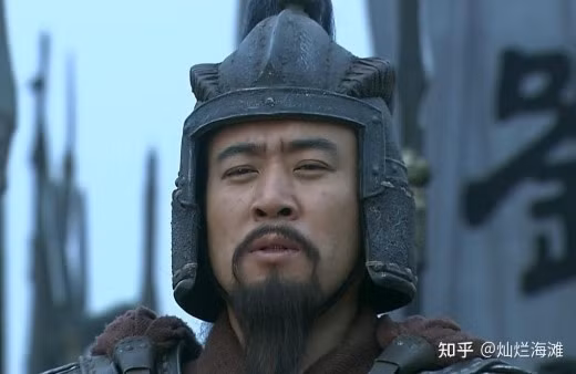  Hoắc Tuấn: Vị trí đứng đầu thuộc về một vị tướng ít người biết đến là Hoắc Tuấn. Khi Lưu Bị tấn công Ích Châu, Hoắc Tuấn được giao nhiệm vụ trấn giữ cửa ải Gia Manh. Điều đáng kinh ngạc là Hoắc Tuấn chỉ với vài trăm người đã kiên cường chống trả cuộc tấn công của hơn vạn quân địch trong suốt một năm, khiến mọi người đều kinh ngạc.