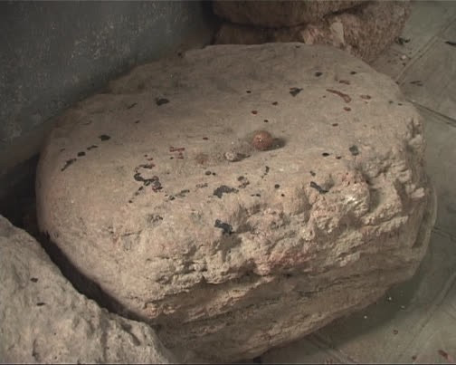 Vết chém trên Lưỡng thạch trụ 2.