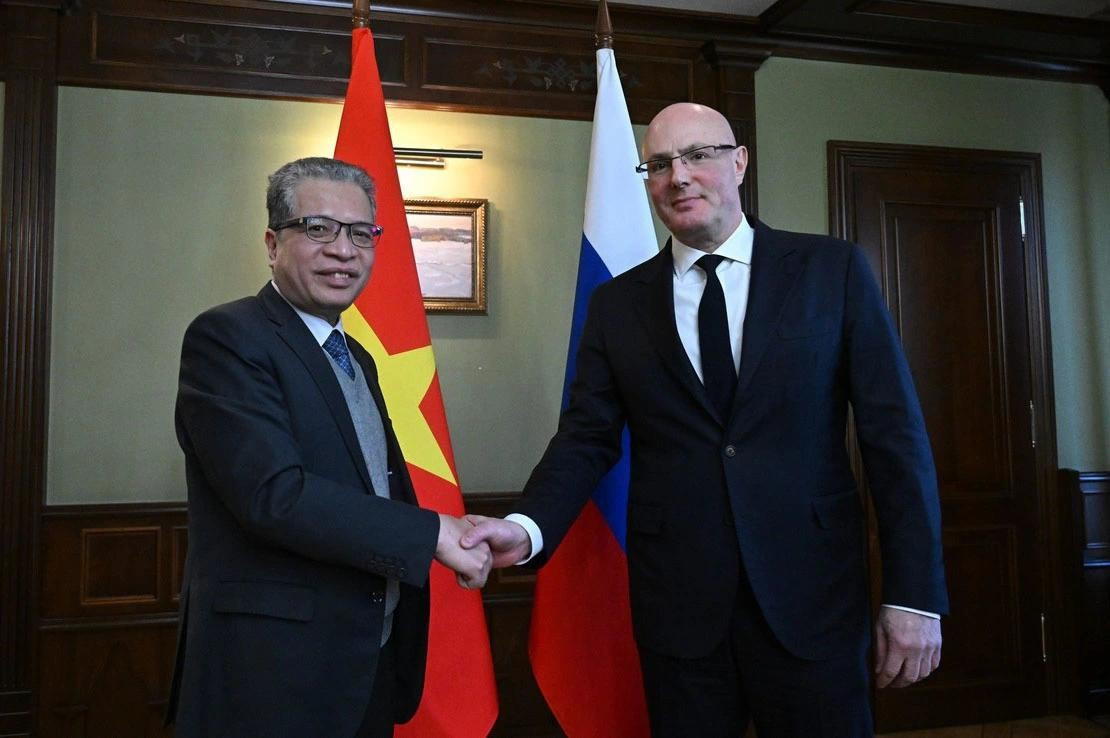Đại sứ Việt Nam tại LB Nga Đặng Minh Khôi và Phó Thủ tướng Chính phủ Nga D. Chernyshenko