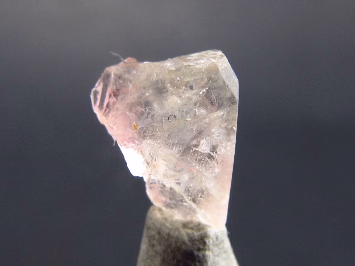  Là biểu tượng của vẻ đẹp thanh khiết và độc nhất. Giới sưu tầm xem Poudretteite như “viên đá của sự tình cờ hoàn hảo”. Ảnh: theglobalstone.com.