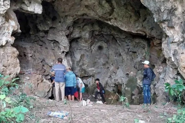 Liên quan đến sự việc, đại diện Phòng Quản lý di sản văn hóa (Sở Văn hóa - Thể thao và Du lịch Nghệ An) cho biết, căn cứ địa hình hang đá, đặc điểm địa mạo và một số hiện vật như vỏ ốc, mảnh gốm vỡ thu được tại hiện trường, bước đầu có thể nhận định khu vực này từng là nơi cư trú của người xưa. Ảnh: Tiền Phong.