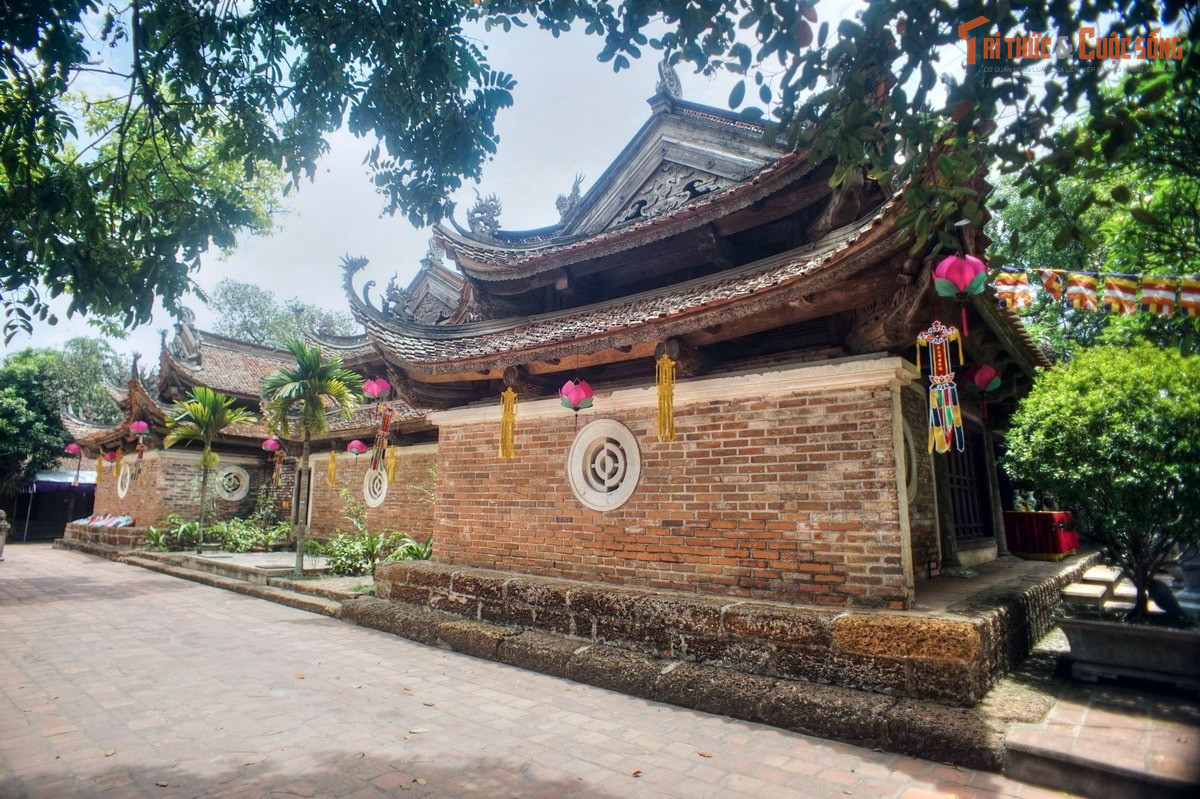 Lễ hội truyền thống vào tháng Ba âm lịch. Hàng năm, lễ hội chùa Tây Phương diễn ra từ mùng 6 đến mùng 10 tháng Ba âm lịch. Lễ hội thu hút đông đảo Phật tử và du khách về chiêm bái, thưởng ngoạn cảnh sắc núi đồi.