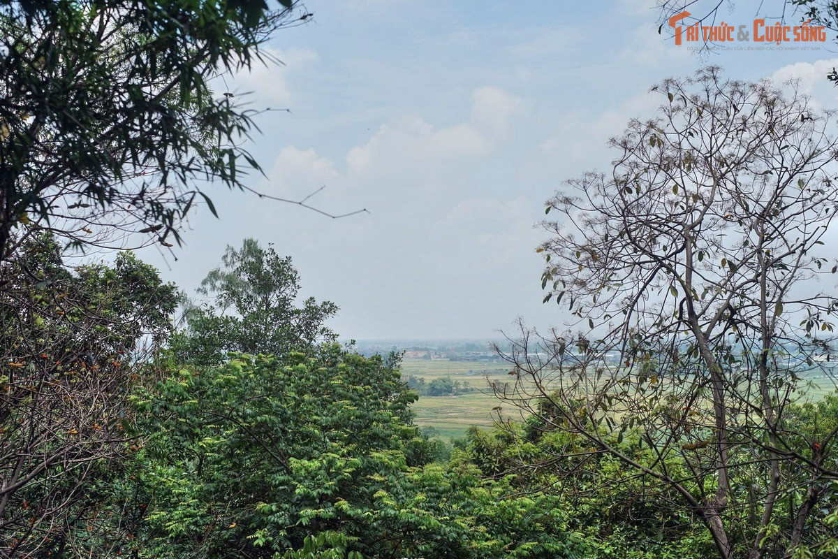 Không gian hòa quyện thiên nhiên. Từ sân chùa có thể phóng tầm mắt ra đồng bằng và làng mạc Thạch Thất. Sự kết hợp giữa kiến trúc gỗ cổ và cảnh quan xanh mát tạo nên vẻ thanh tịnh đặc trưng của chùa cổ Bắc Bộ.
