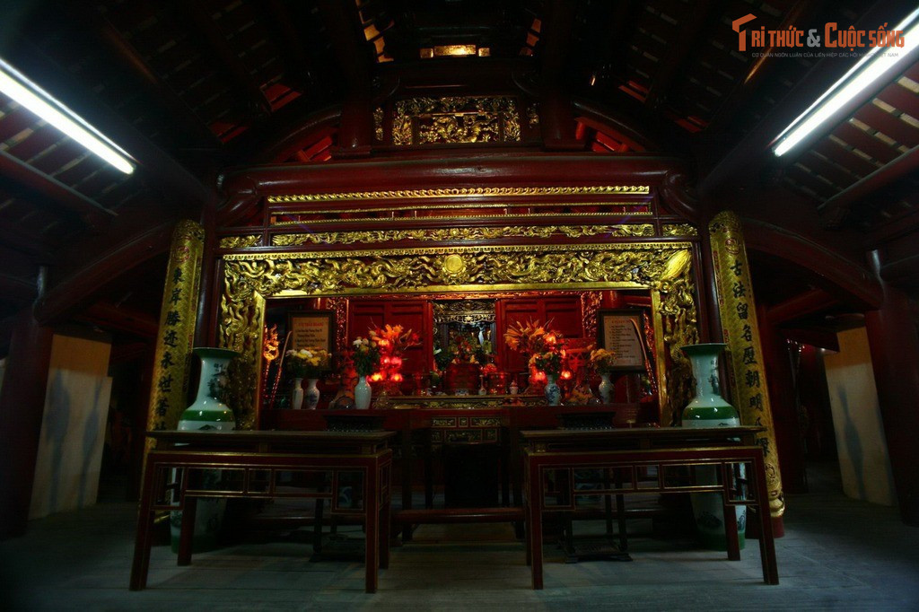 Thờ ba vị thành hoàng làng đặc biệt. Đình Đình Bảng thờ Cao Sơn Đại Vương, Thủy Bá Đại Vương và Bạch Lệ Đại Vương, những vị thần gắn với tín ngưỡng nông nghiệp và bảo hộ cộng đồng.