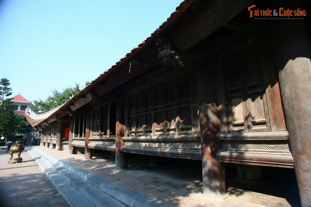 Hệ thống cột gỗ đồ sộ gây ấn tượng mạnh. Đình có 60 cột lớn, trong đó nhiều cột cao hơn 7 mét, đường kính gần 1 mét, tạo nên cảm giác bề thế, vững chãi và trang nghiêm.