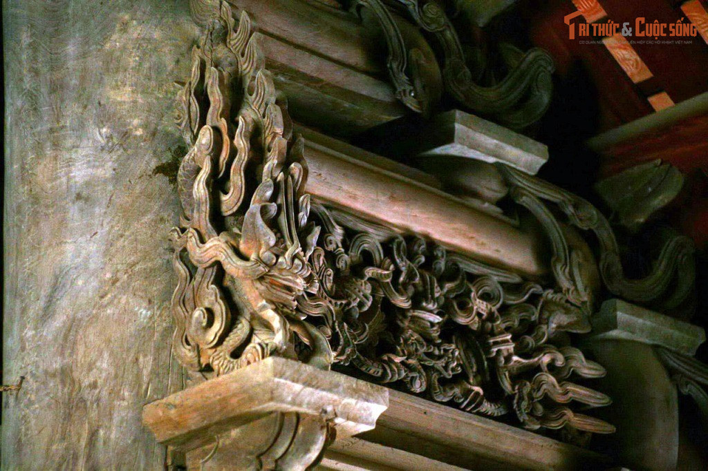 Nghệ thuật chạm khắc đạt đến trình độ bậc thầy. Các mảng chạm rồng, phượng, tứ linh, tứ quý và cảnh sinh hoạt dân gian được thể hiện sống động, tinh tế, phản ánh đời sống tinh thần phong phú của cư dân Kinh Bắc.