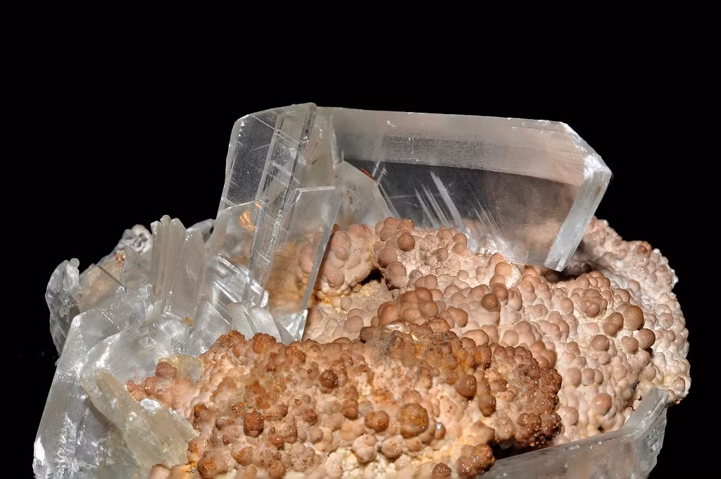  Tên gọi có liên quan đến Mặt Trăng. Tên “selenite” bắt nguồn từ từ “Selene” – nữ thần Mặt Trăng trong thần thoại Hy Lạp. Khi ánh sáng chiếu vào, bề mặt selenite phát ra ánh sáng mềm mại, giống như ánh trăng, chính điều này đã tạo nên tên gọi đầy chất thơ của nó. Ảnh: Flickr.