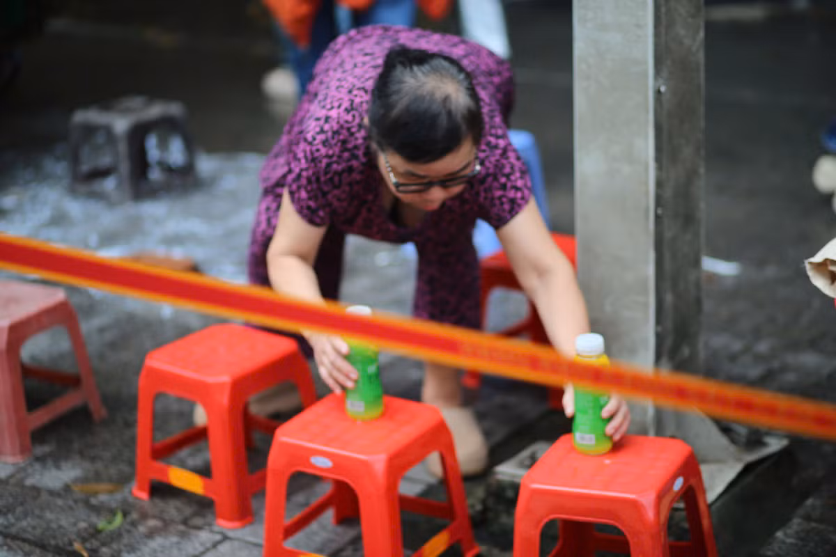 Mức giá thuê ghế, "bán chỗ" phổ biến dao động khoảng 20.000-30.000 đồng/ghế. Người dân cần trả tiền trước để được đánh dấu và giữ vị trí ngồi.