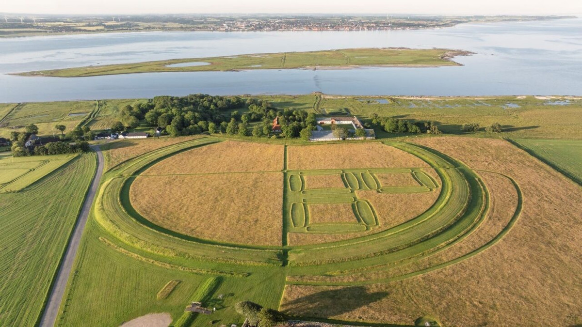  Vị trí chiến lược bên Limfjord. Aggersborg nằm cạnh Limfjord, tuyến đường thủy quan trọng nối biển Bắc với nội địa Đan Mạch. Nhờ vị trí này, người Viking có thể kiểm soát giao thương, di chuyển quân đội và bảo vệ vùng phía bắc Jutland hiệu quả. Ảnh: videnskab.dk.