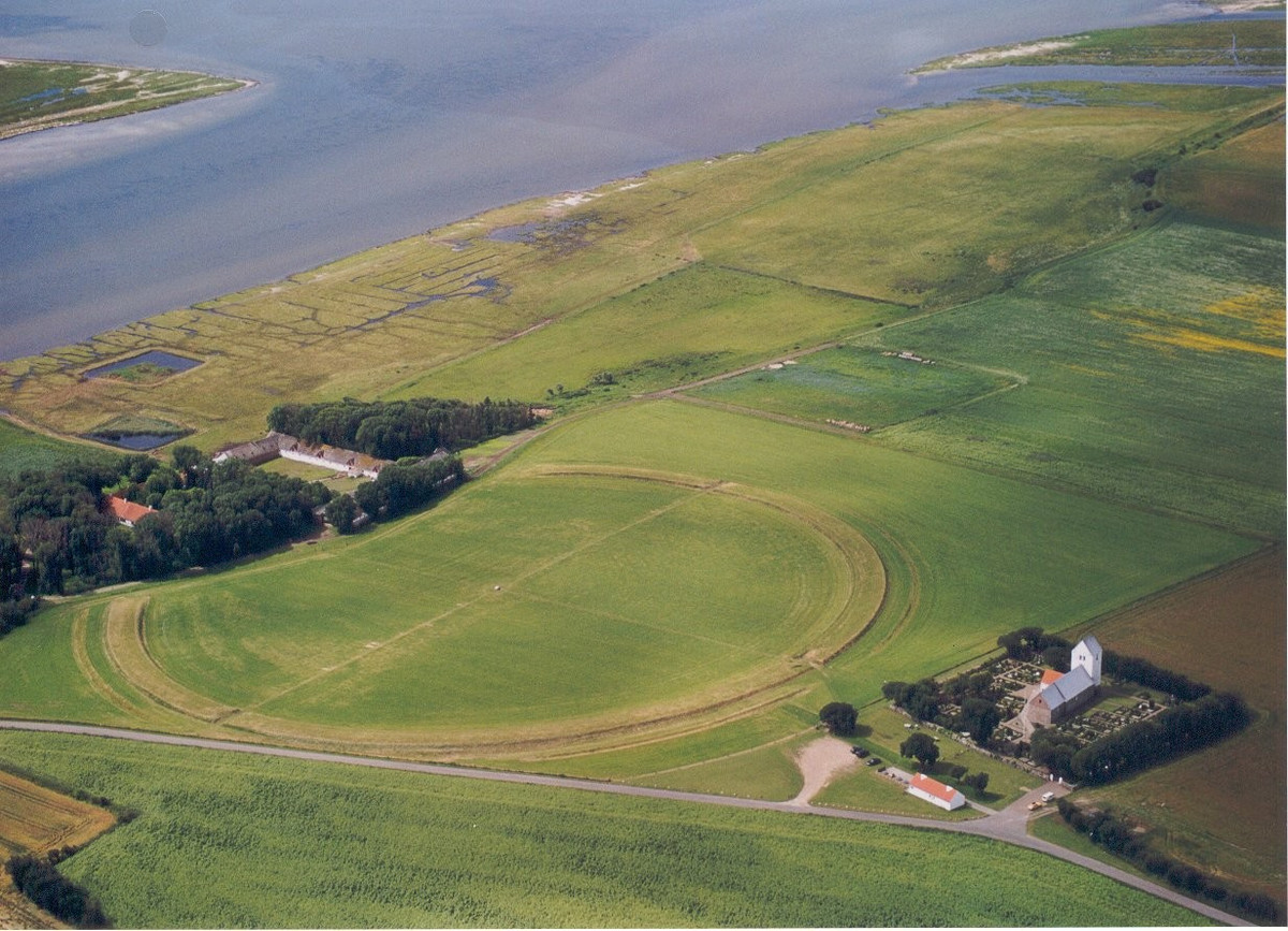  Cấu trúc hình học được tính toán cực kỳ chính xác. Aggersborg được thiết kế theo hình tròn gần như hoàn hảo, chia thành bốn khu vực bằng hai trục vuông góc, tạo thành dạng chữ thập. Độ chính xác này cho thấy người Viking có kiến thức toán học và kỹ thuật xây dựng đáng nể. Ảnh: medieval.eu.