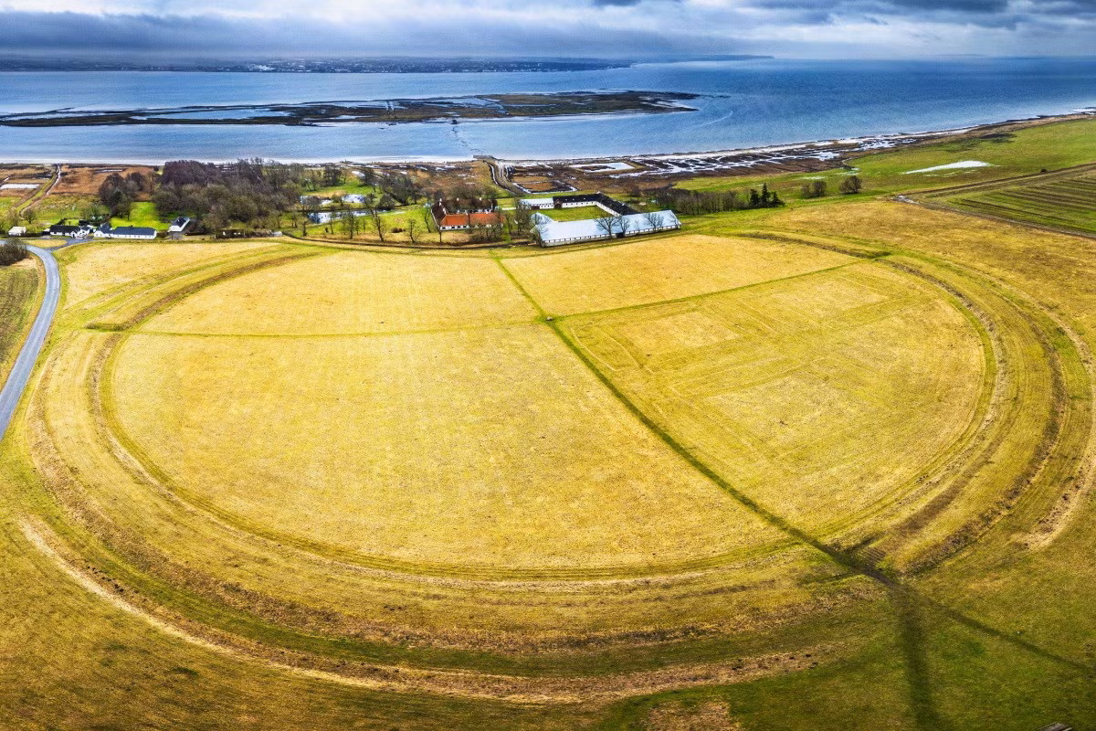  Thời gian sử dụng khá ngắn. Các bằng chứng khảo cổ cho thấy Aggersborg chỉ được sử dụng trong một thời gian ngắn, có thể vài thập kỷ. Điều này khiến các nhà nghiên cứu tranh luận về mục đích thật sự của pháo đài, từ căn cứ quân sự tạm thời đến biểu tượng quyền lực hoàng gia. Ảnh: viking-herald.s3.eu-west-1.amazonaws.com.