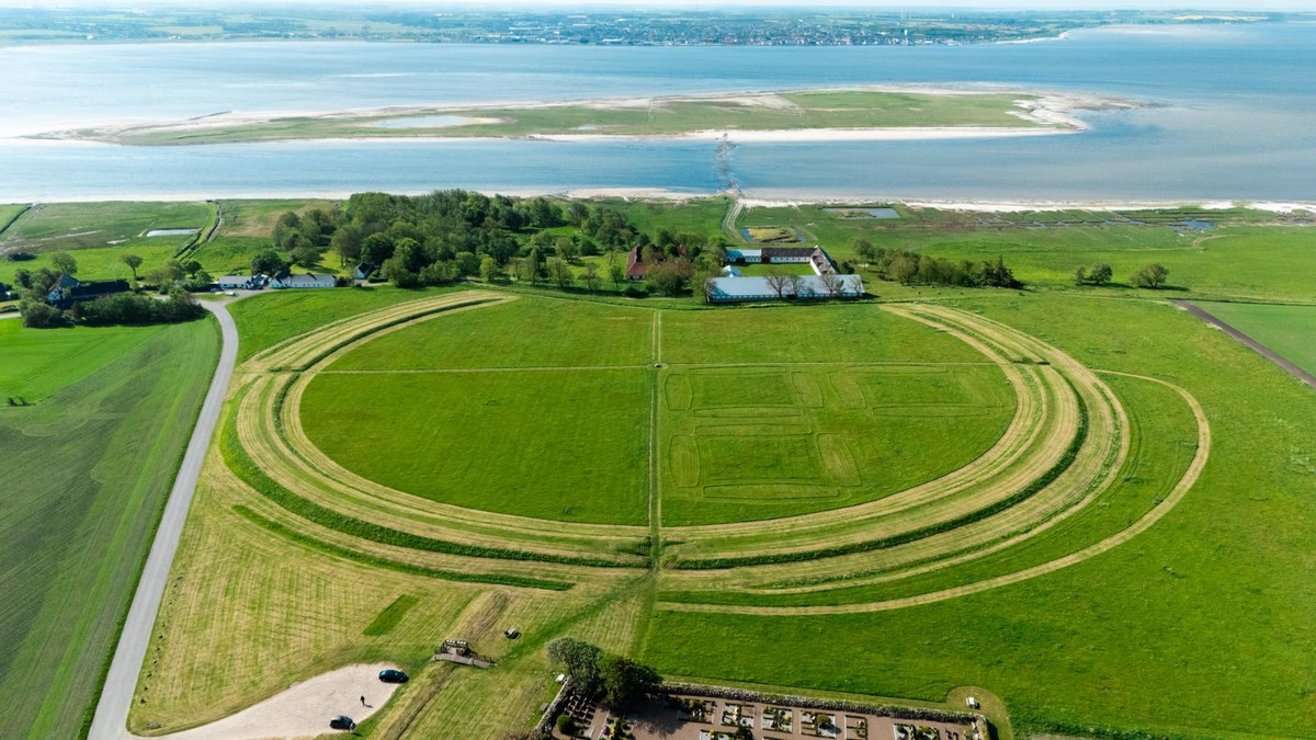  Là Di sản Thế giới UNESCO. Năm 2023, Aggersborg cùng các pháo đài Viking khác ở Đan Mạch được UNESCO công nhận là Di sản Thế giới. Danh hiệu này khẳng định giá trị toàn cầu của Aggersborg trong lịch sử quân sự và kiến trúc thời Viking. Ảnh: visithimmerland.eu.