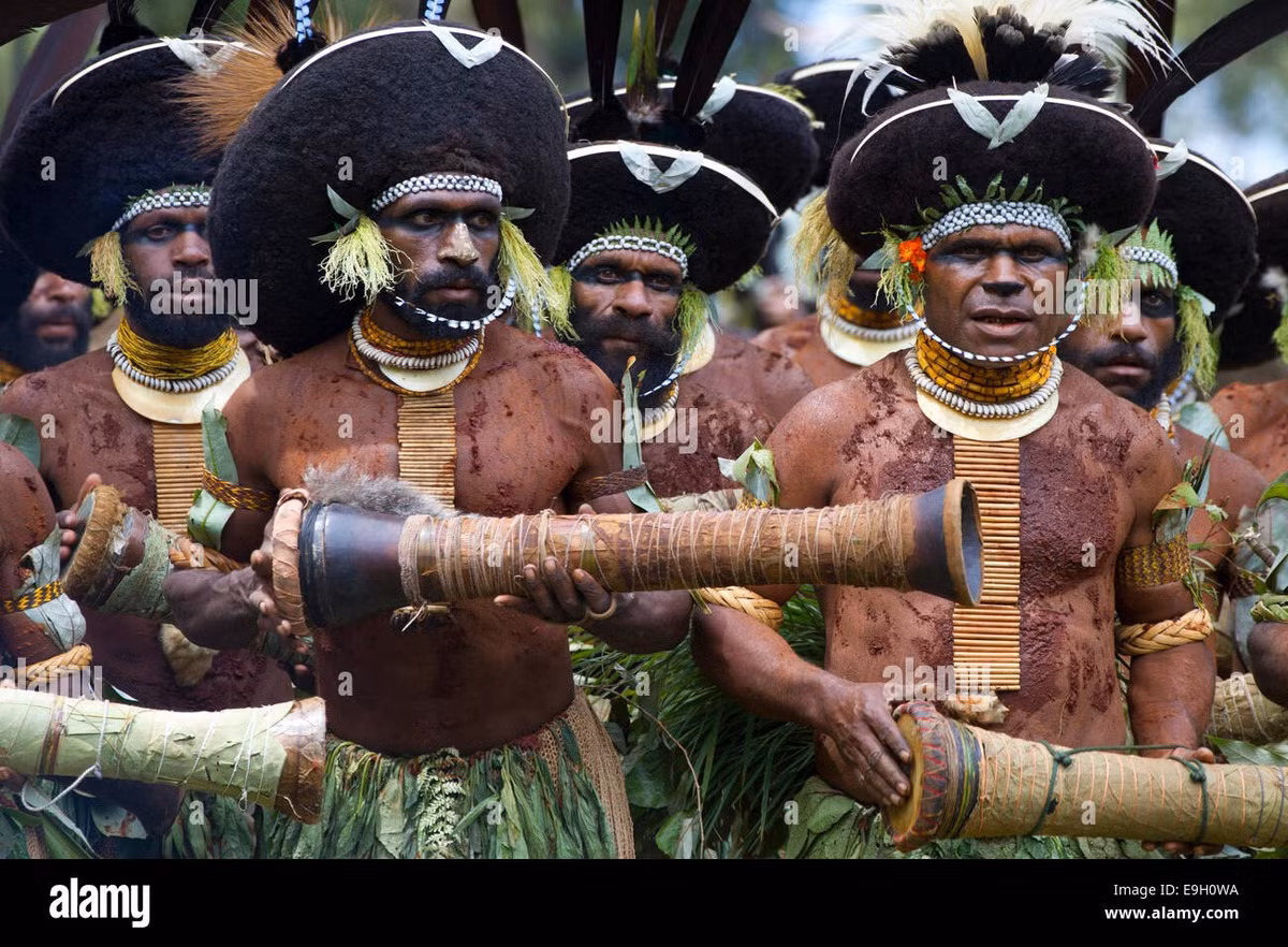  Trang phục lễ hội rực rỡ. Trong các dịp đặc biệt, họ đội mũ lông chim sặc sỡ, vẽ mặt và đeo trang sức tự nhiên, tạo nên hình ảnh vô cùng ấn tượng. Ảnh: alamy.com.